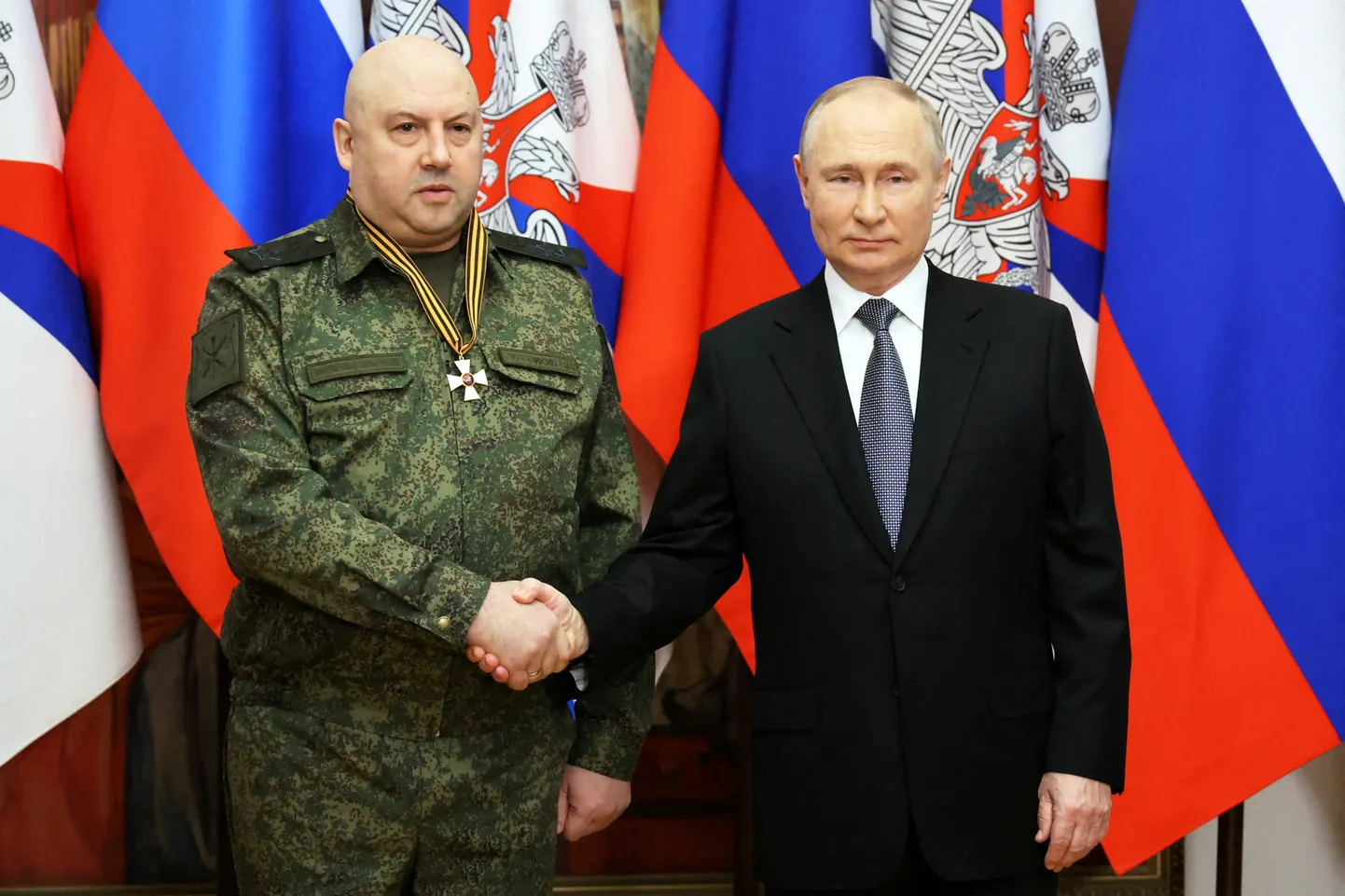 Kindral Sergei Surovikin 2022. aastal koos Vene diktaatori Vladimir Putiniga. Foto on illustreeriv.