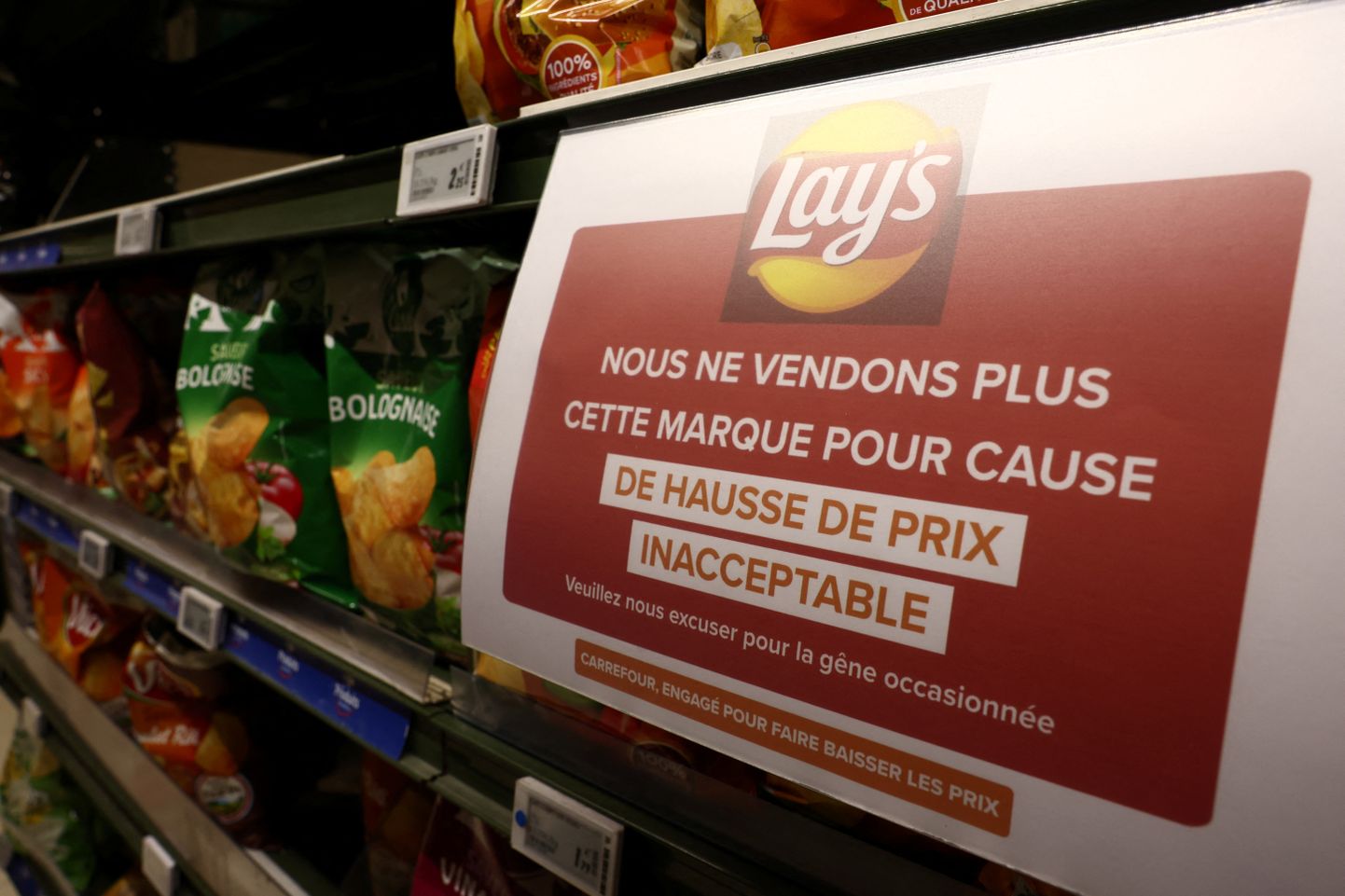 Paziņojums "Carrefour" veikalā, ka Lay's Čipsi netiks tirgoti nepieņemami augstās cenas dēļ