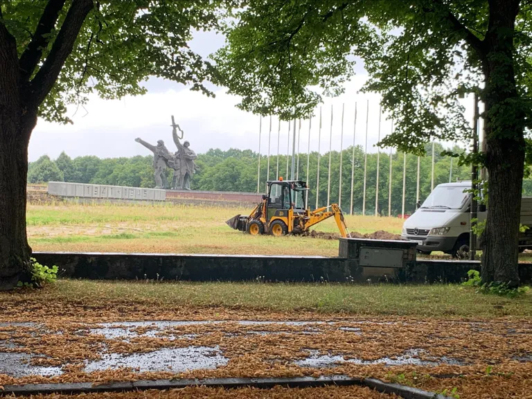 Pirmdien sākta pieminekļa demontāžas laukuma iekārtošana Uzvaras parka teritorijā