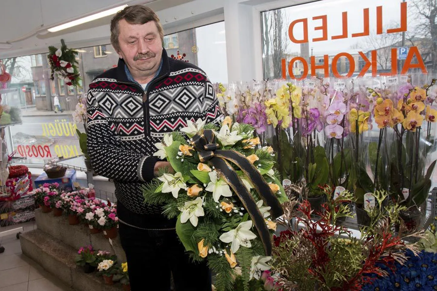 Nädala keskel polnud elavatest lilledest matusepärgi leida üheski Viljandi lillepoes. Küll on Vello Pille poes alati ootamas kunstlilledest pärjad.