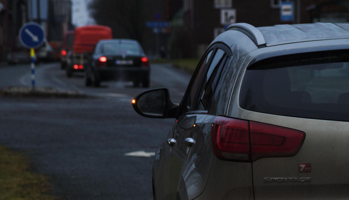 Hämaras ja pimedal ajal on eriti tähtis, et liikluses osalevad sõidukid oleksid nii eest kui tagant hästi nähtavad.