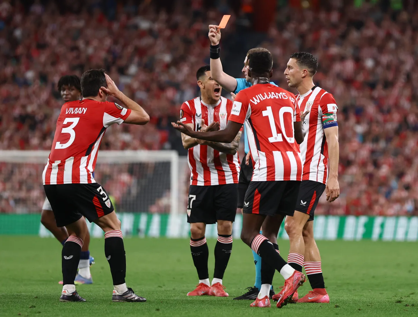 Norra kohtunik Espen Eskas näitab punast kaarti Bilbao Athleticu kaitsjale Daniel Vivianile.