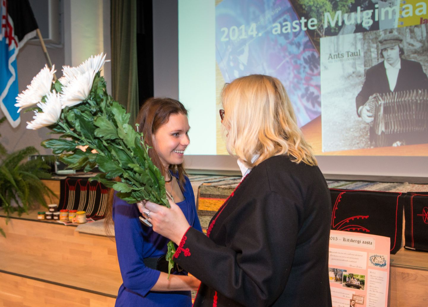 Mulgimaa uhkuse tiitli pälvinud Ants Tauli eest võttis tšeki vastu tema muusikust tütar Anu Taul. Selle ulatas talle koos lilledega Mulgi kultuuri instituudi juhataja Kaja Allilender.