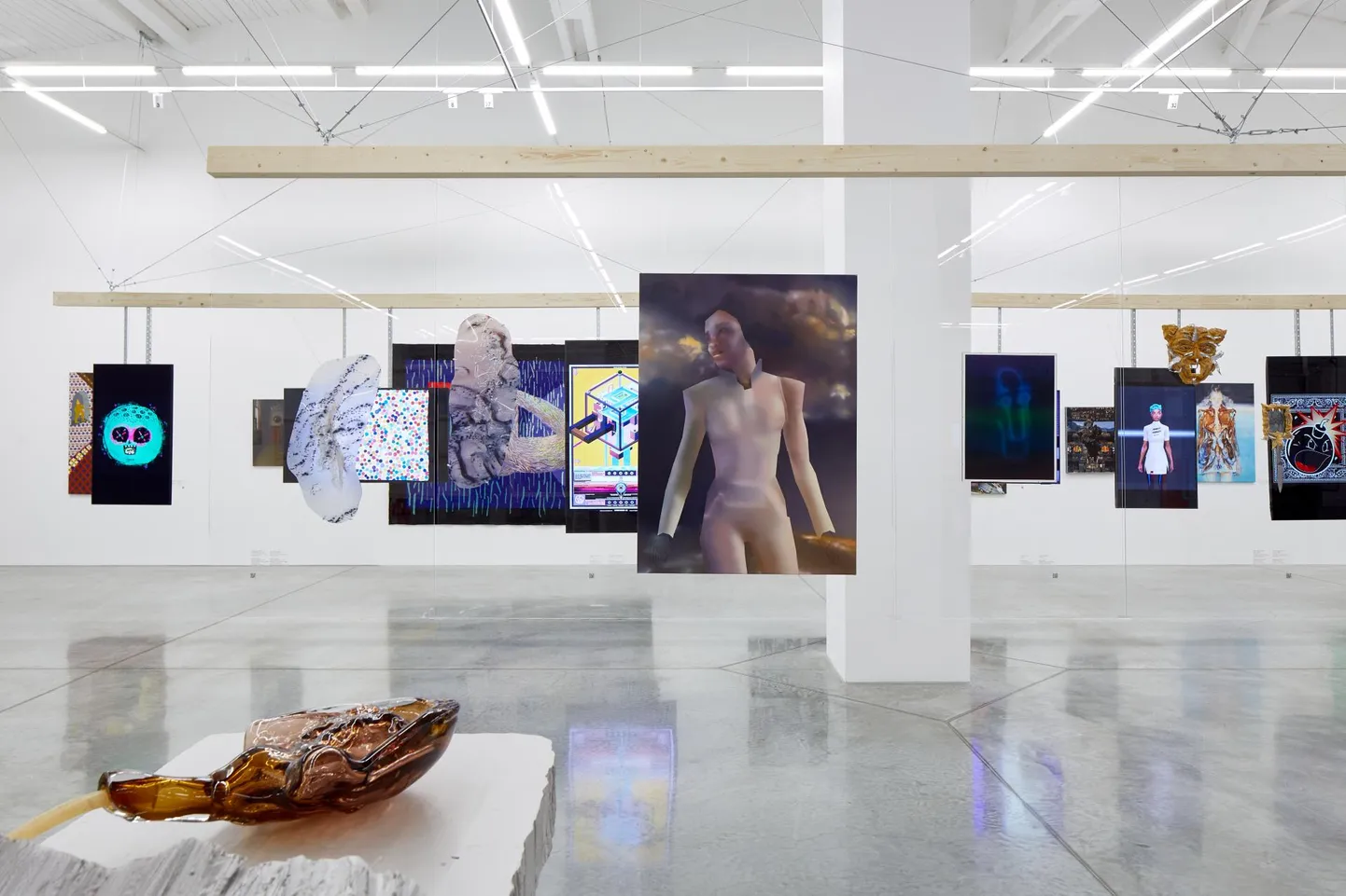 Näitusevaade. Esiplaanil leedu kunstniku Pacui Hardware «Fossil Fluent» (2021), keskel leedu kunstniku Rute Merki õlimaal «The Spirits Within» (2018), mõlemad leedu koguja Boris Symuleviči kogust (2018).