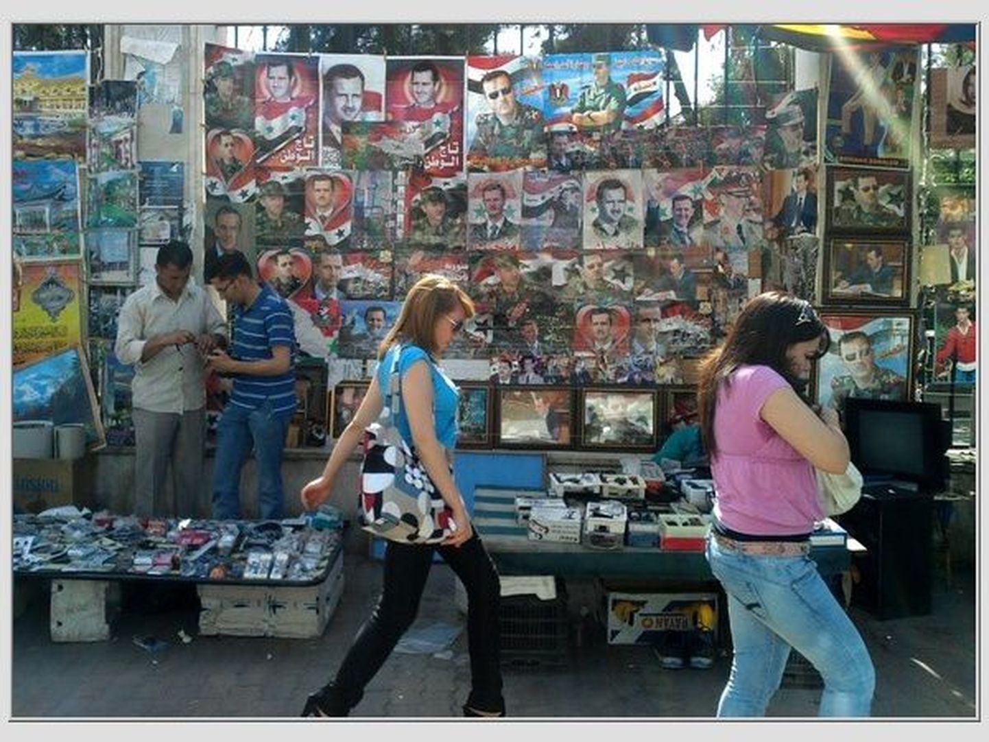 Naised möödumas Süüria presidenti Bashar al-Assadi kujutavatest plakatitest selle aasta mais Damascuses