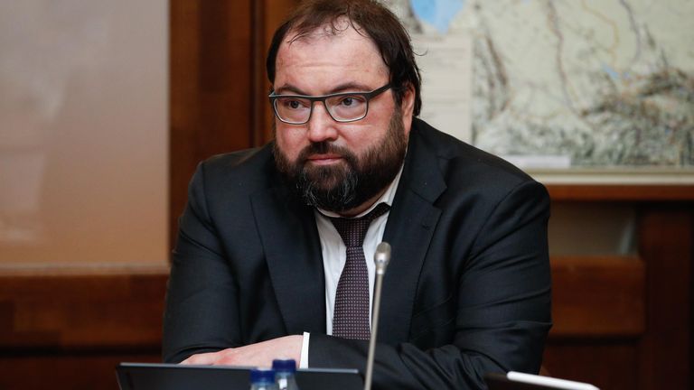 Глава Минцифры Максут Шадаев отпустил подчиненных на удаленку только на несколько дней, несмотря на разрушение офиса министерства после удара беспилотника, август 2023 года.