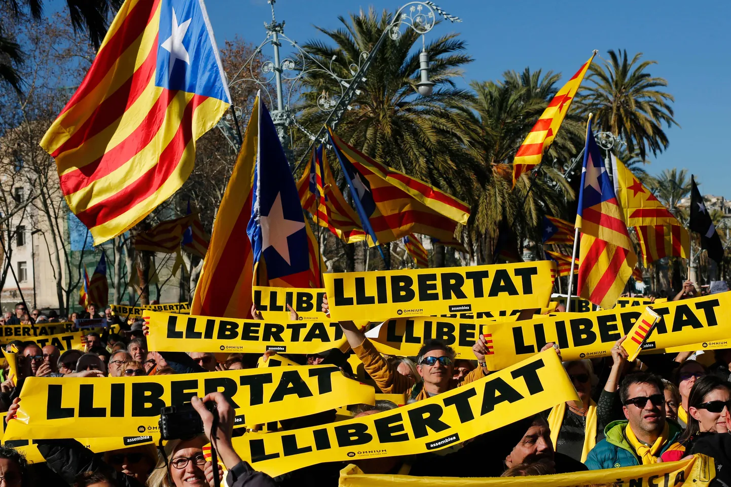 Kataloonia parlamendihoone juurde kogunenud toetavad iseseisvusteekonna jätkumist.
Catalonia's parliament met for the first time since it was dissolved following a failed bid to break from Spain in a session that will see separatists start the process to get sacked regional leader Carles Puigdemont back into power.  / AFP PHOTO / Pau Barrena