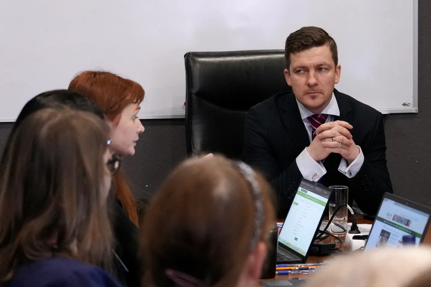 Rīgas pašvaldības Vēlēšanu komisijas priekšsēdētājs Māris Zviedris Centrālajā vēlēšanu komisijā, kur partijas "Progresīvie" pārstāvji iesniedz kandidātu sarakstu 7. jūnijā gaidāmajām pašvaldību vēlēšanām.