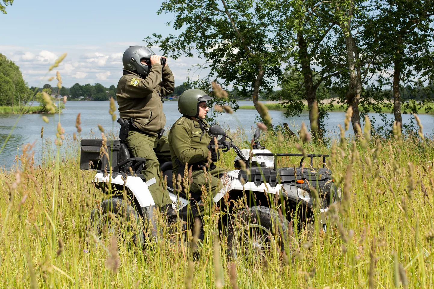 Piirivalvepatrull Narva jõe ääres Punamäe kordoni lähedal. Raivo Küüdi hinnangul pole piirivalves inimsilm riigikassa seisukohast odavam kui elektroonika.