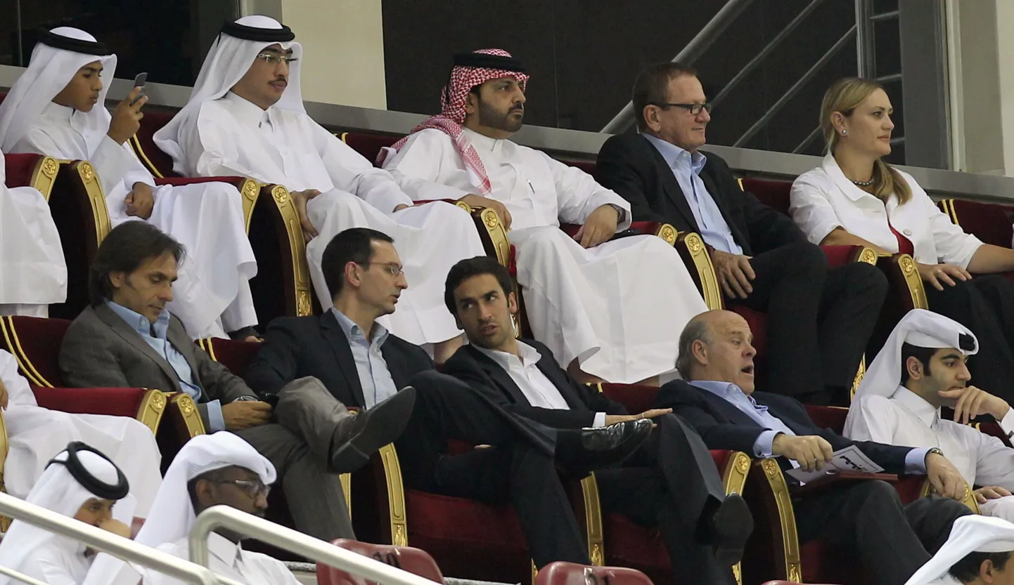 Raul (esireas keskel) oma uue koduklubi Al Saddi mängu vaatamas.