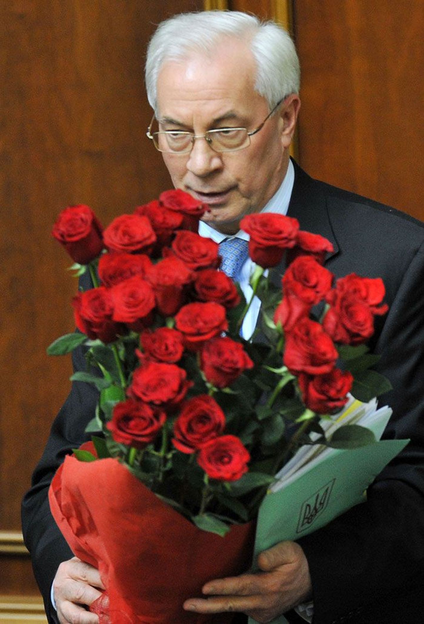 Mõkola Azarovi (pildil) esimeste õnnitlejate seas oli president Viktor Janukovitš, kes kinkis talle kimbu punaseid roose.