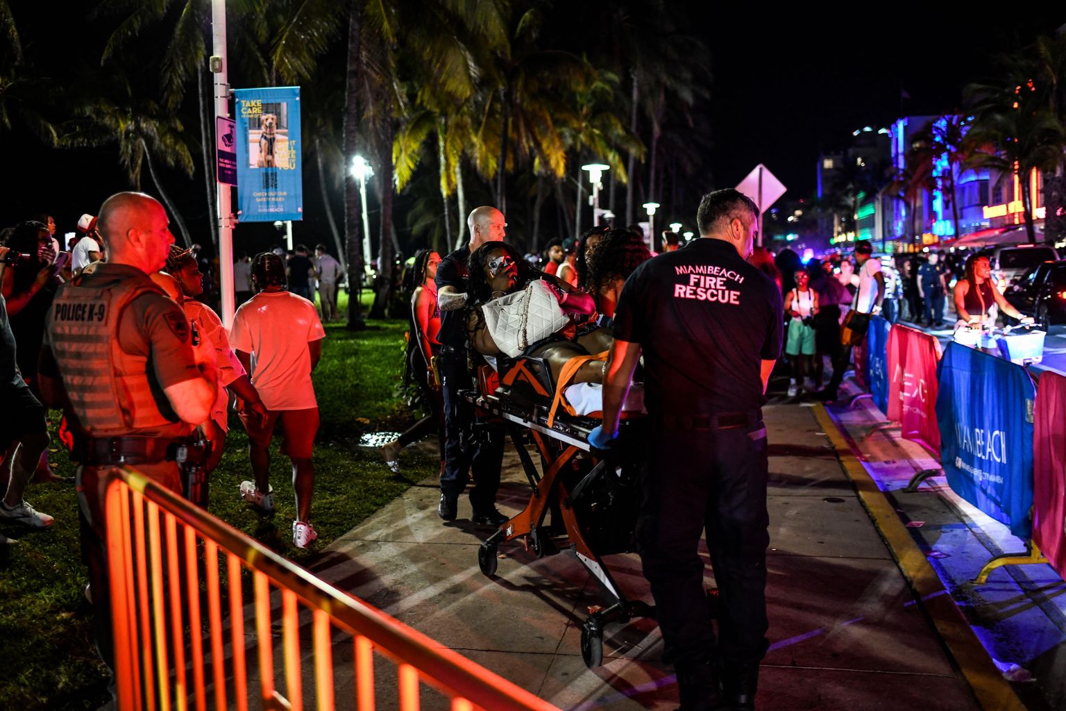 USA üliõpilased pidutsevad kevadvaheajal Floridas Miami Beachis. Pildil päästetöötajad transportimas kannatada saanud pidulist