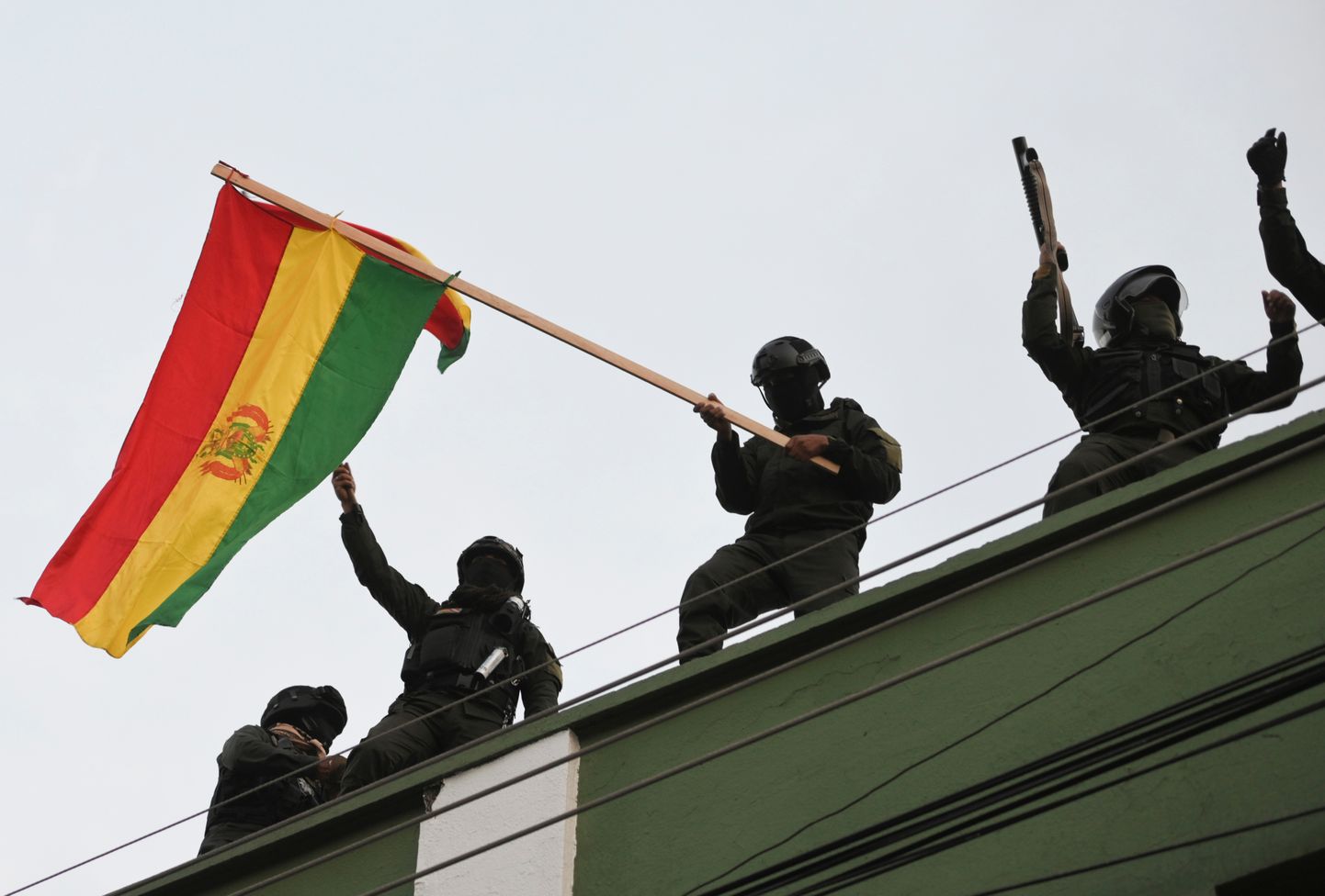 Politseinikud rahvuslipuga Cocachamba linnas oma ametihoone katusel.