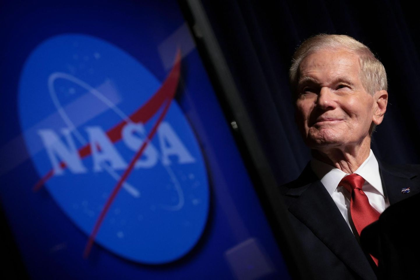 NASA juhataja Bill Nelson UAP-raporti esitluse pressikonverentsil.