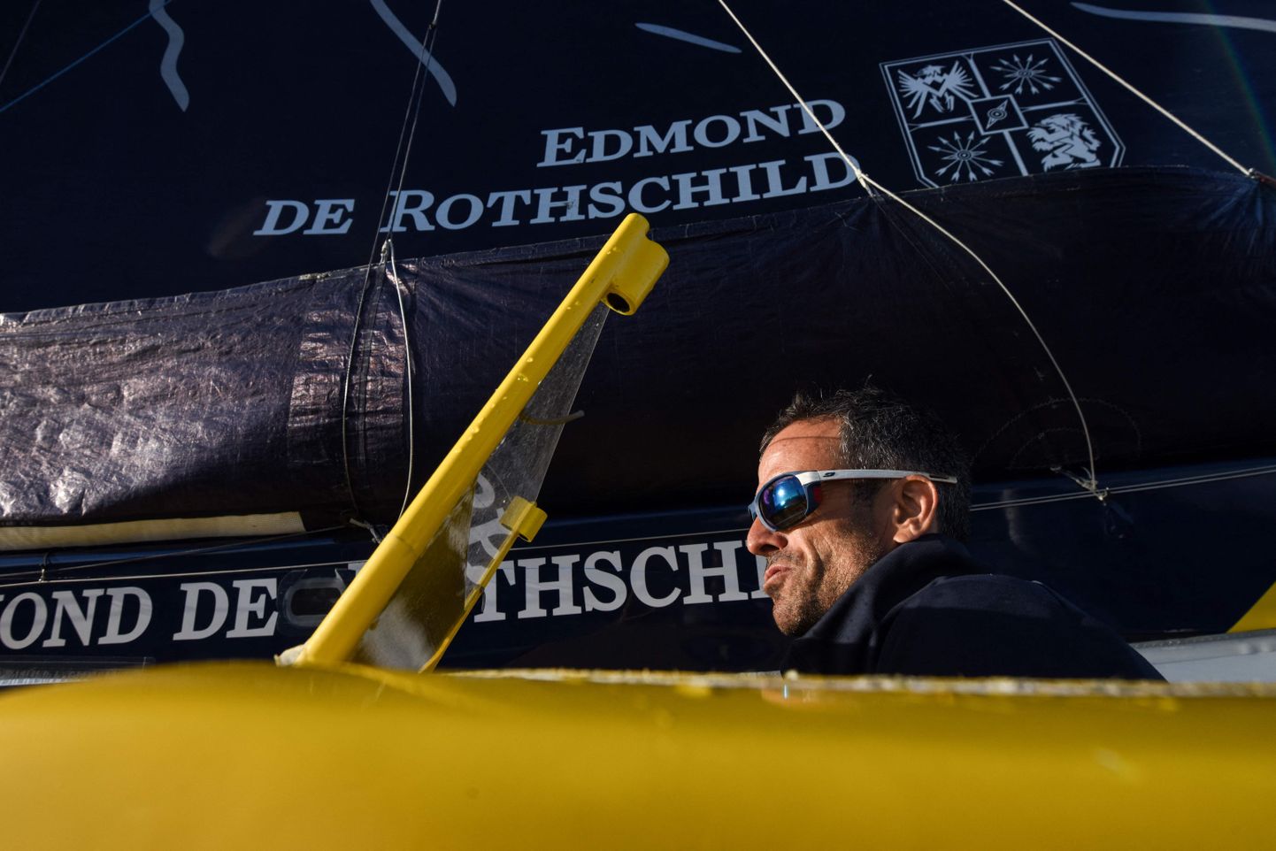 Edmond de Rothschild Group hoiatab Ameerikat mõõna eest ja juhendab Euroopat võtma kurssi intressimäärade kergitamisele üle veepinna. Pildil prantslasest kipper Franck Cammas katamaraan Gitana tüüri juures 27. oktoobril 2021.