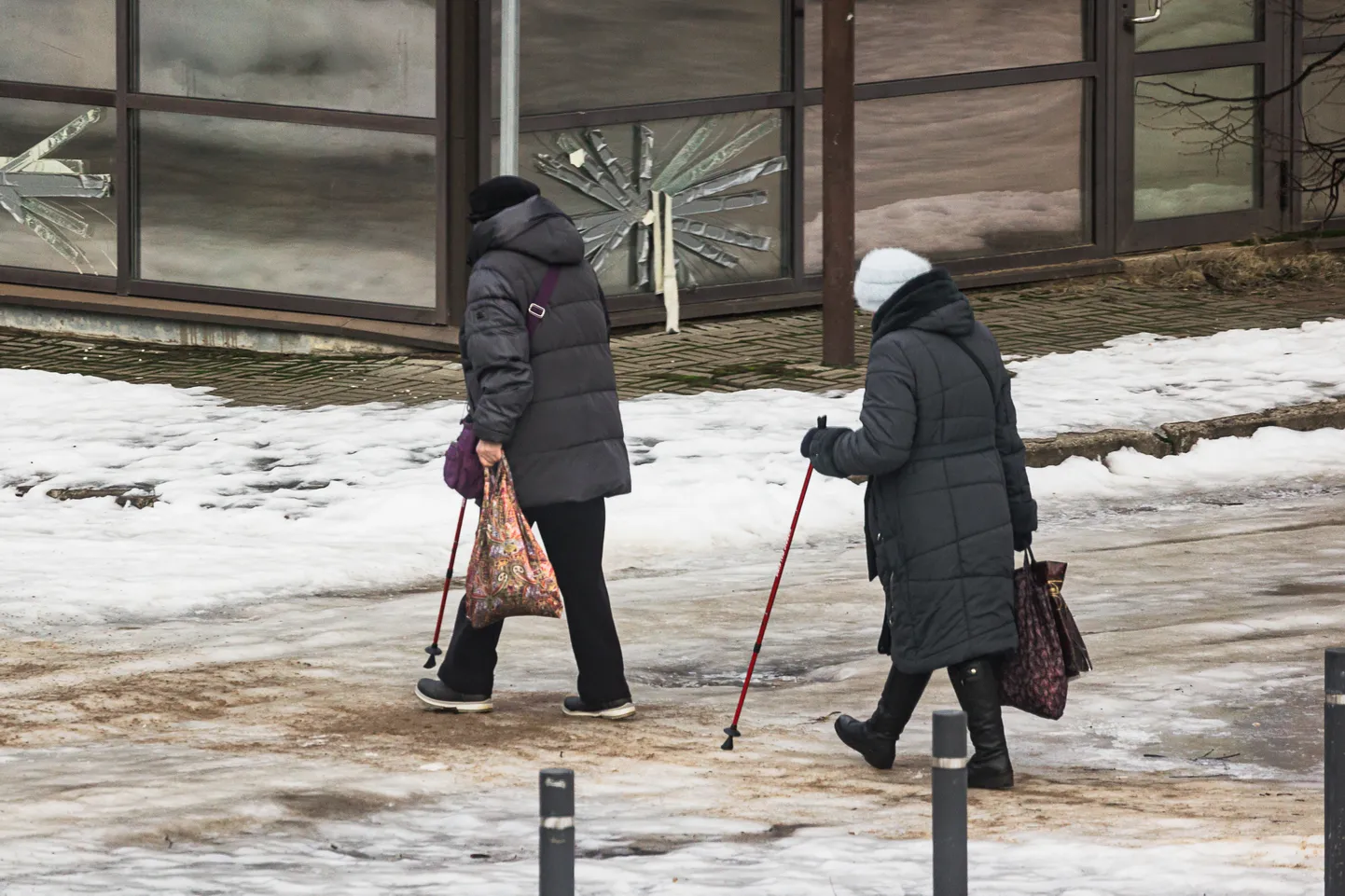 На центральных улицах Нарвы, как и других городов, тротуары регулярно посыпаются песком или гранитной крошкой, однако при околонулевой темпереатуре воздуха лед одерживает верх снова и снова.