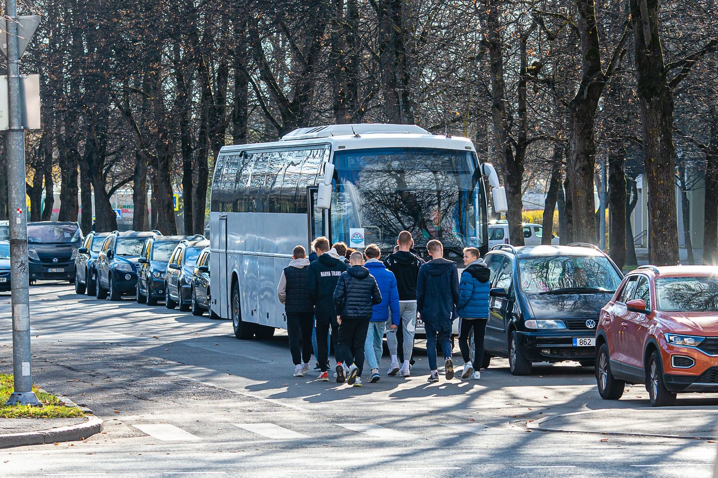 Предварительное голосование в Нарве. Часть избирателей, как, например, футбольную команду "Narva Trans", привезли на участок целым автобусом. Однако напрямую это не запрещено и, следовательно, к нарушениям не относится.