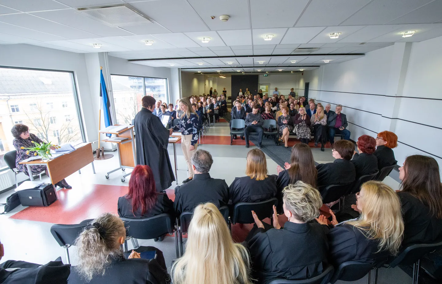 Председатель Тартуского уездного суда Лийви Лойде вчера пригласила новых народных судей в здание Тартуского суда, чтобы вручить им инструкции для их новой роли и профессиональные сертификаты.