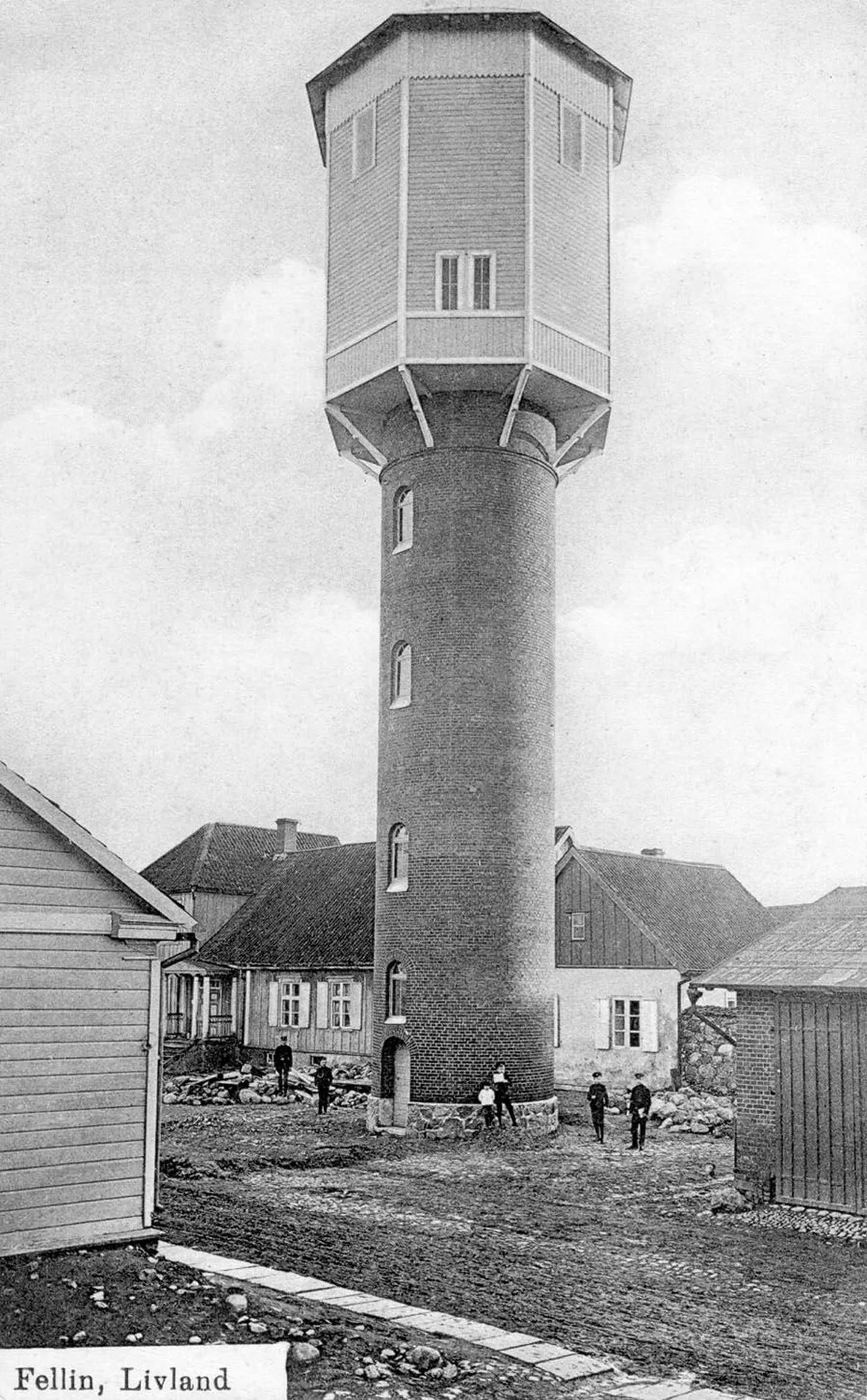 1911. aastal valminud tornikiiver mõjub 1999. aastal valmis saanuga
võrreldes saledamana, sest selle ülemises osas polnud aknaid.