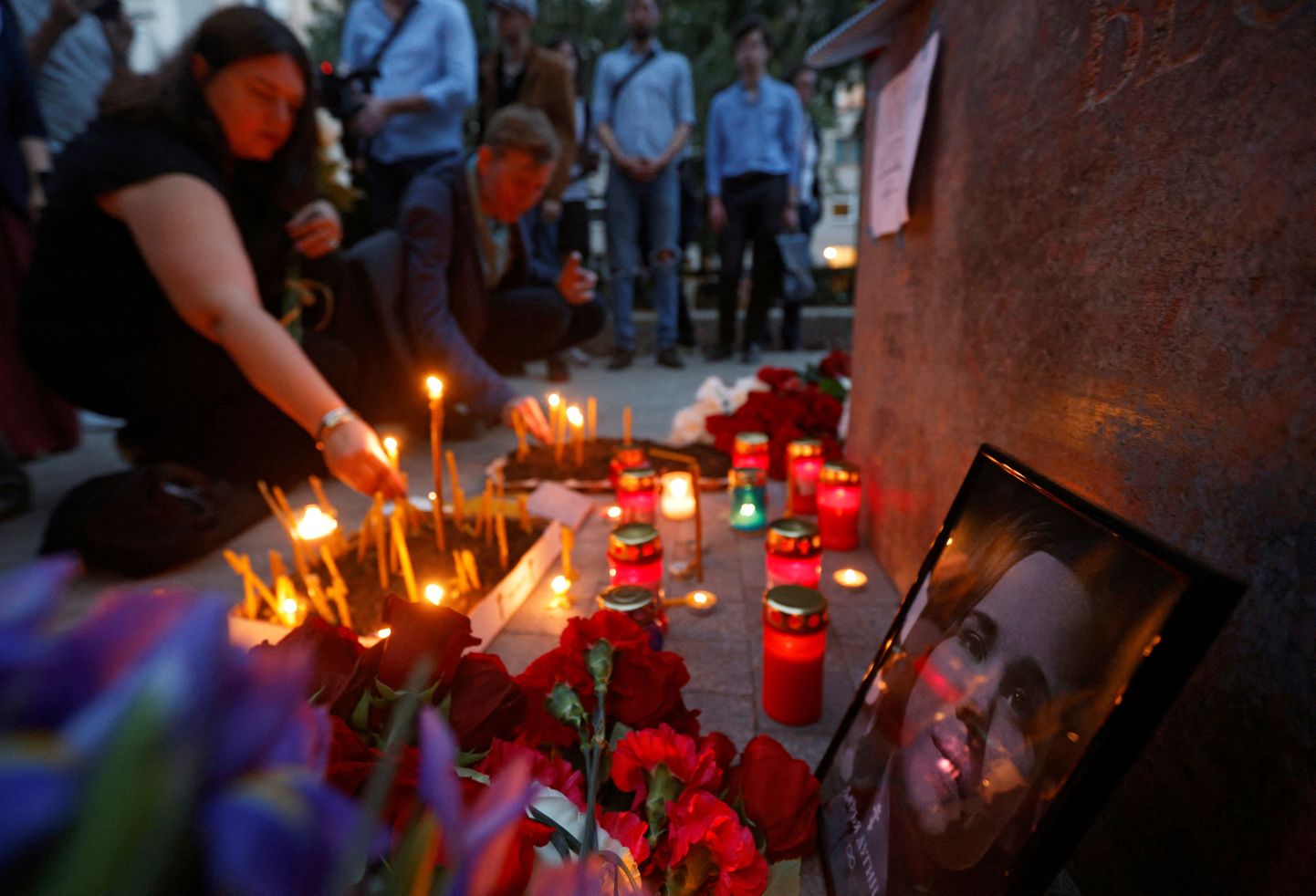 Цветы, возложенные в память о Дарье Дугиной в Москве, 22 августа.