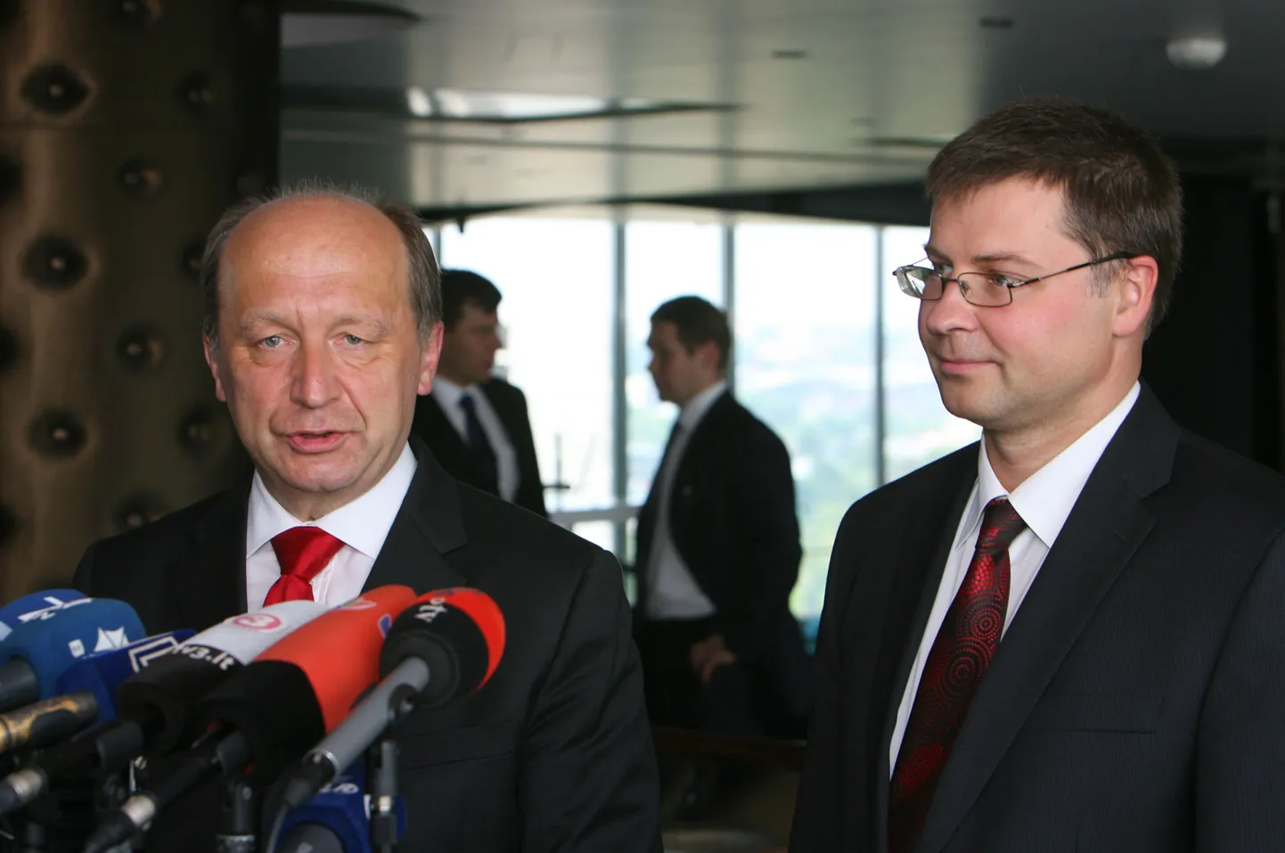 Leedu peaminister Andrius Kubilius (vasakult) ja Läti peaminister Valdis Dombrovskis.