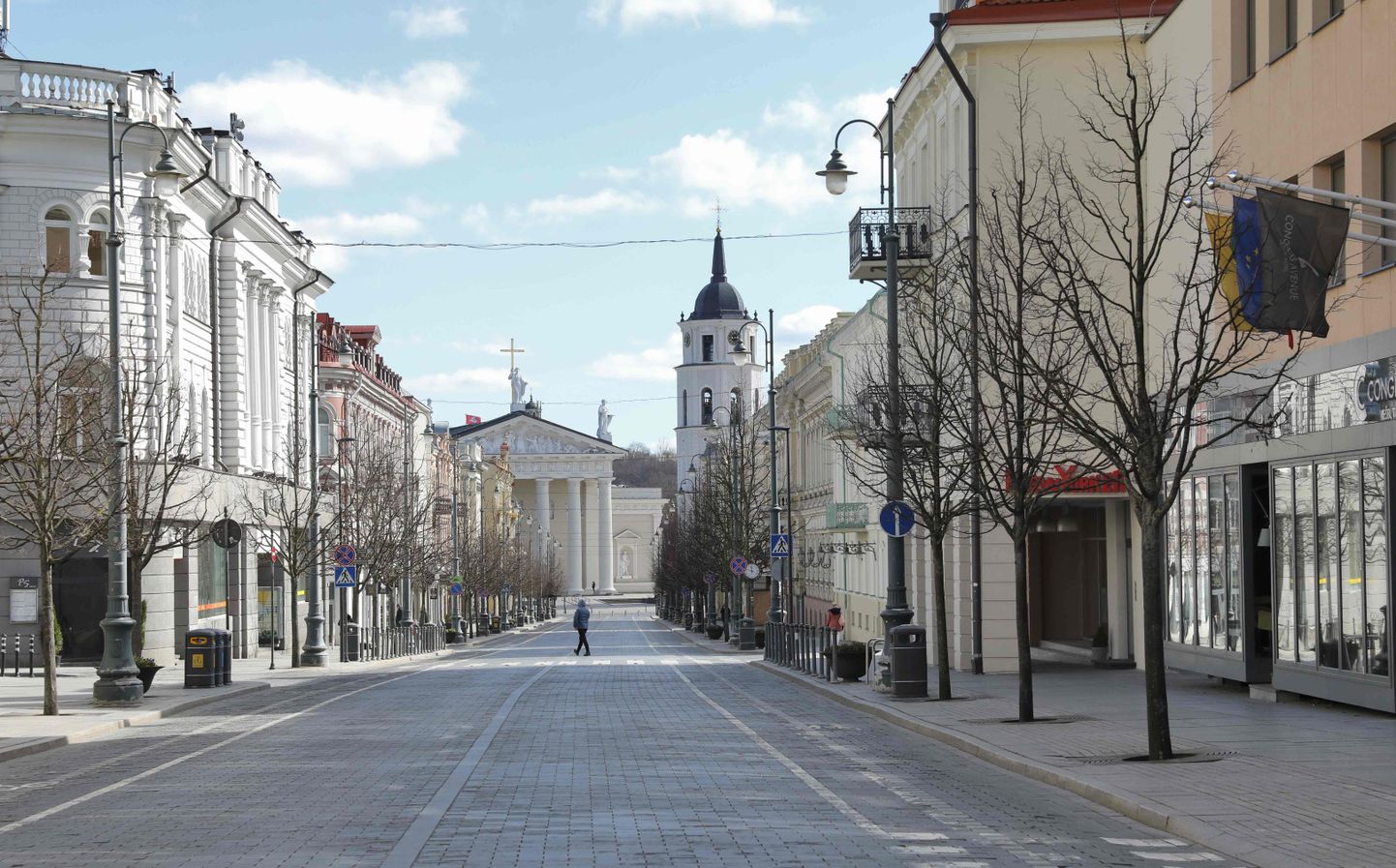 Koroonaviiruse pandeemia tõttu peaaegu inimtühi Vilniuse kesklinn. Foto on illustratiivne.