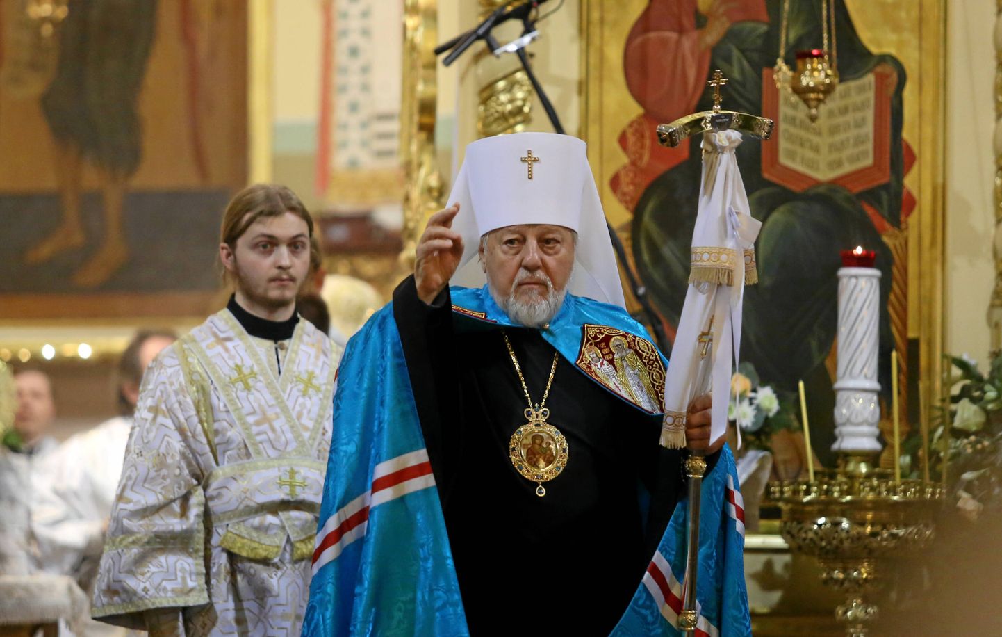 Предстоятель Латвийской Православной Церкви митрополит Рижский и всея Латвии Александр во время рождественского богослужения в Рижском православном соборе Рождества Христова, 6 января 2020 года.