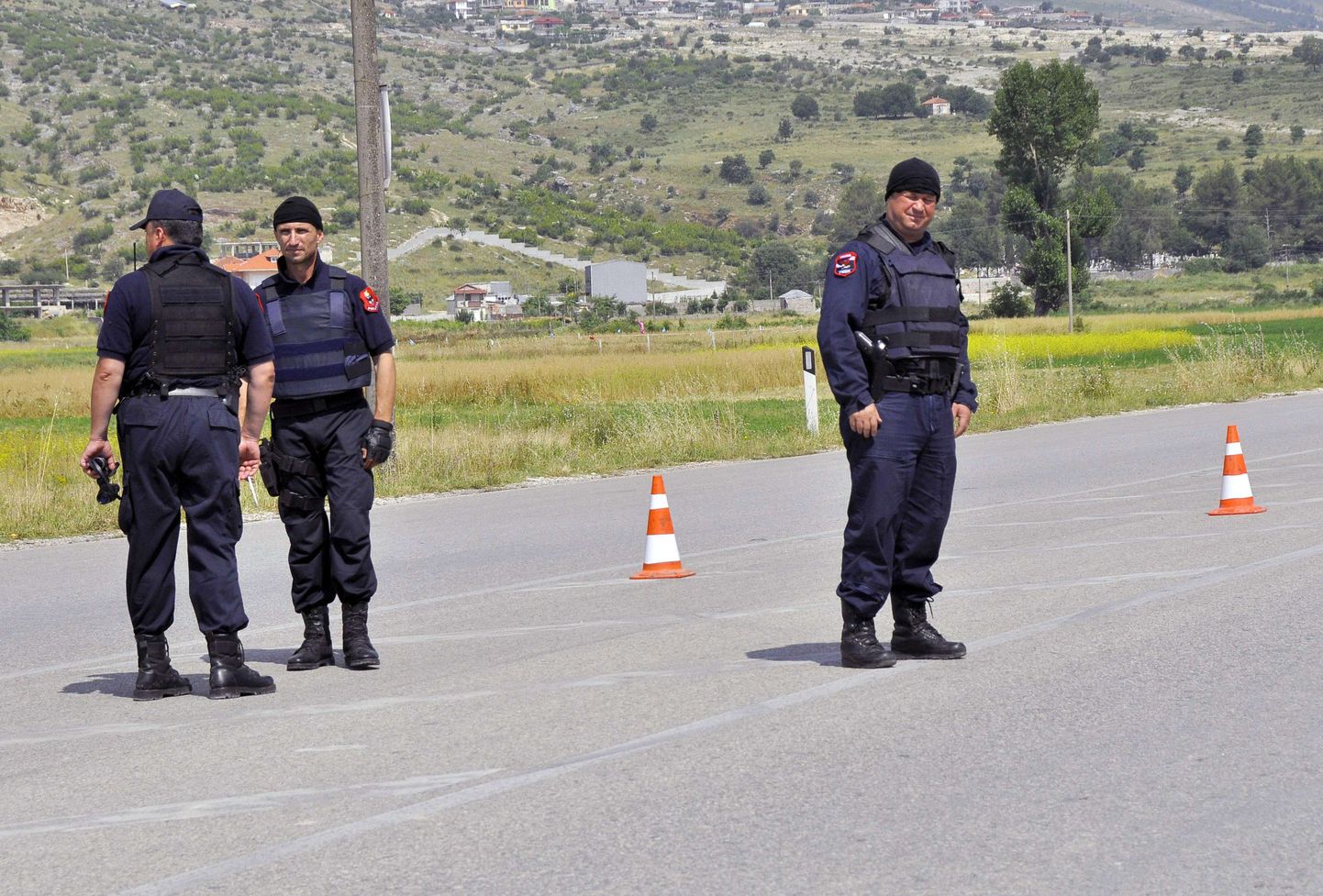 Албанские полицейские.