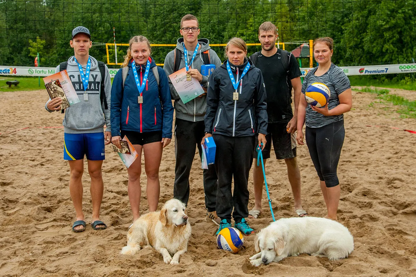 Vaprad rannavõrkpallurid Karl Vilpuu (vasakult), Elizabeth Lindjärv, Rauno Uusleer, Kadri Toom, Kalev Helenurm ja Eva Männigo.