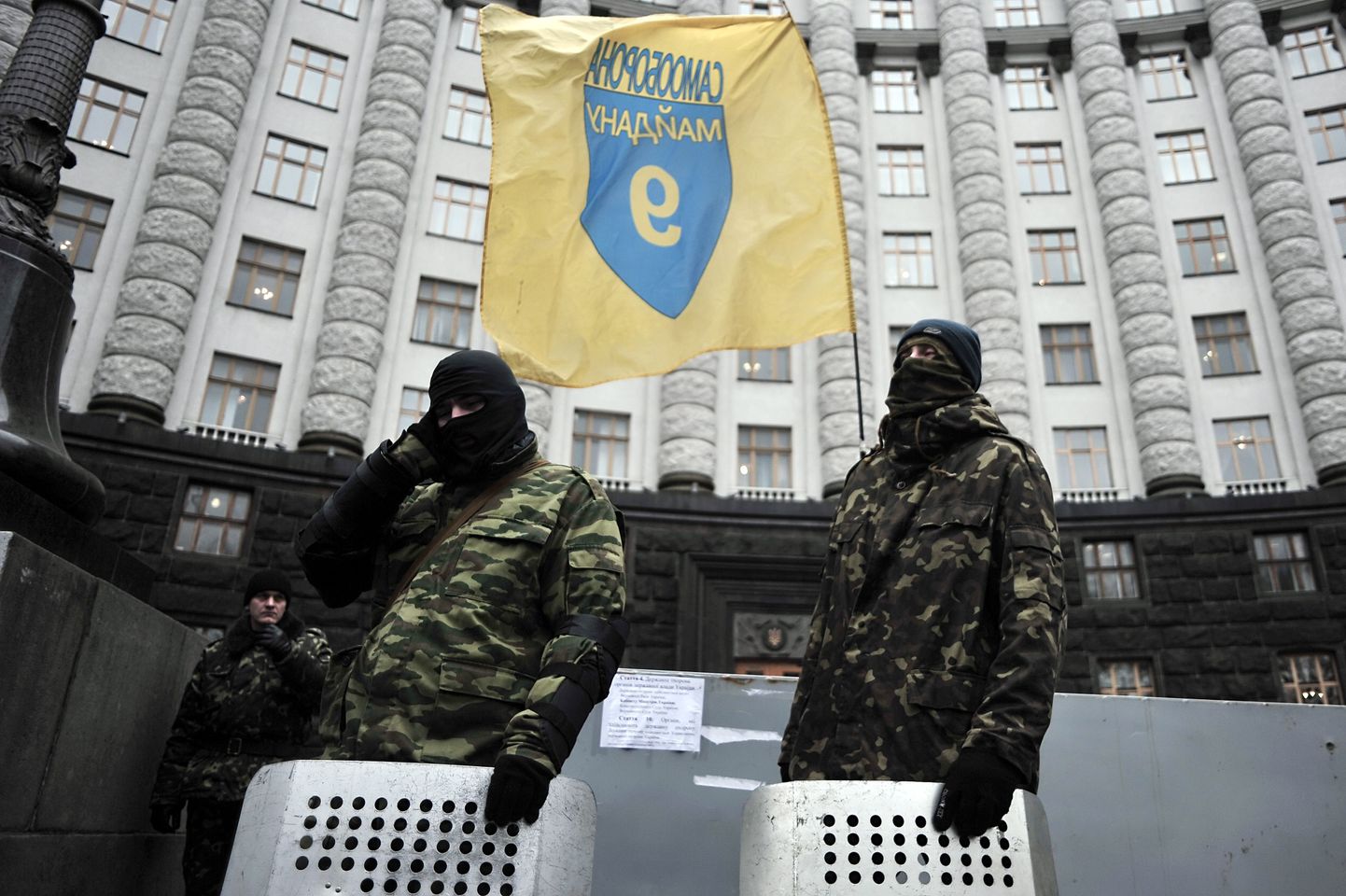 Maidani omakaitse liikmed Kiievis valitsushoone ees.