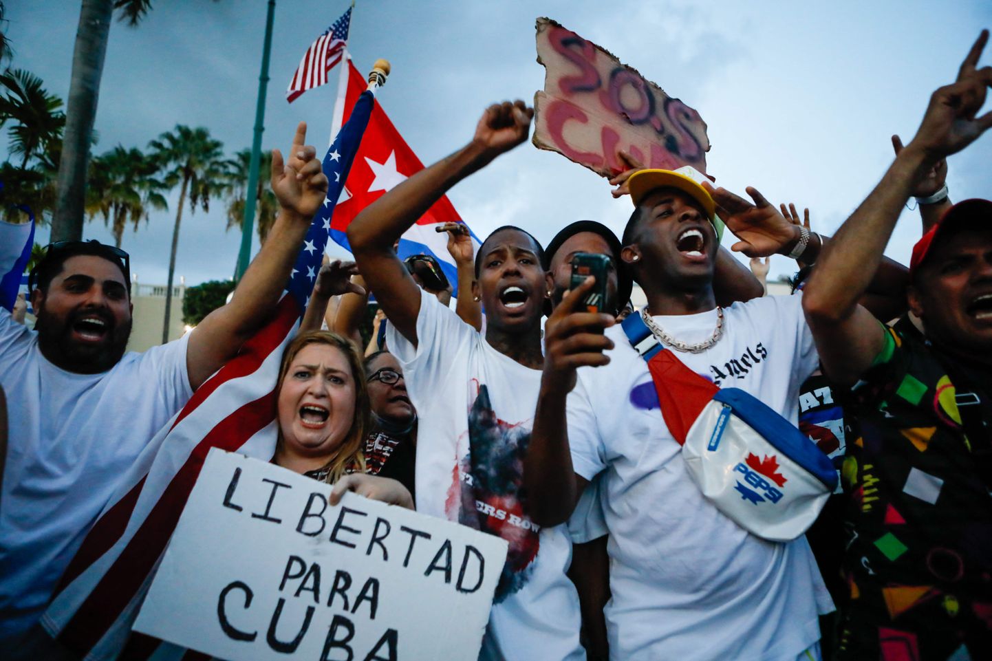 Cilvēki protestē Kubā.