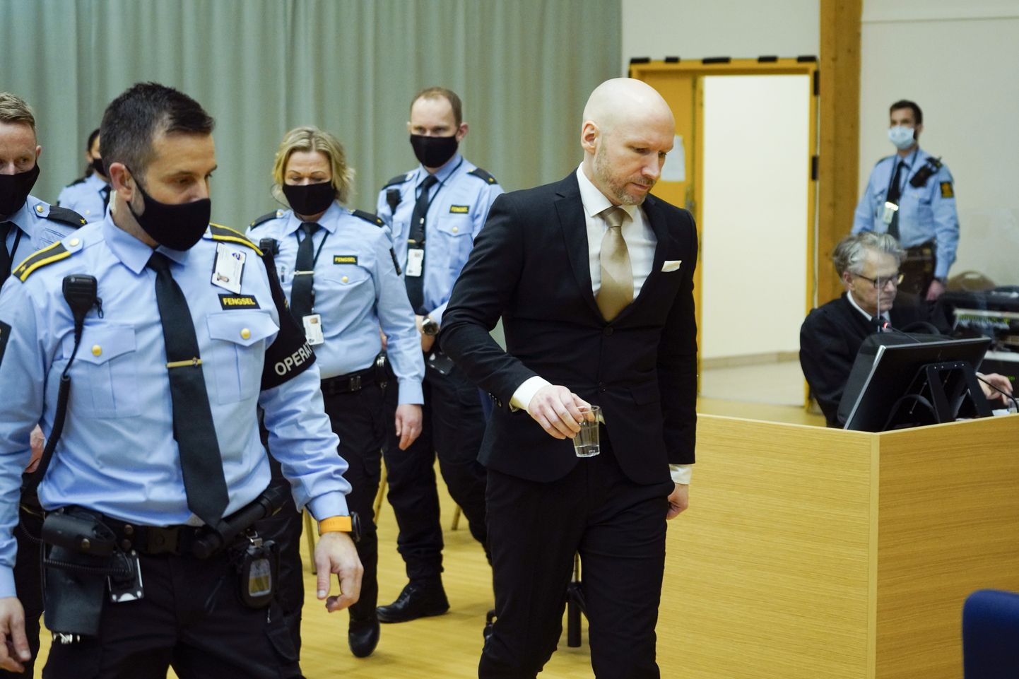 Anders Behring Breivik 2022. a alguses kohtusaali tulemas.