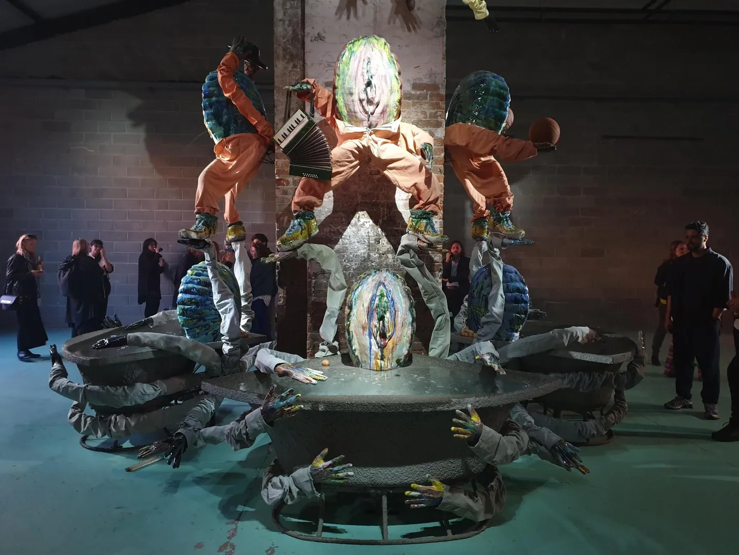 Hetk 2019. aasta Veneetsia Eesti paviljoni avamiselt, mil Eestit esindas Kris Lemsalu «Birth V – hi and bye». Lemsalu valiti 2016 kõige esimeste kunstnikupalga saajate hulka.