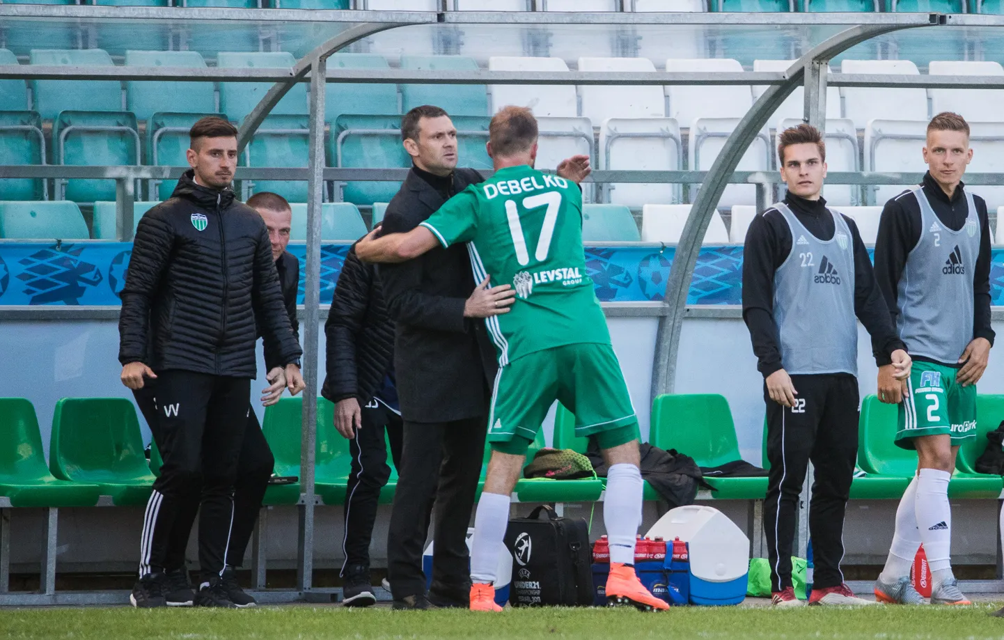 Levadia treener Aleksandar Rogic ja meeskonna suurim väravakütt Roman Debelkov (nr 17).
