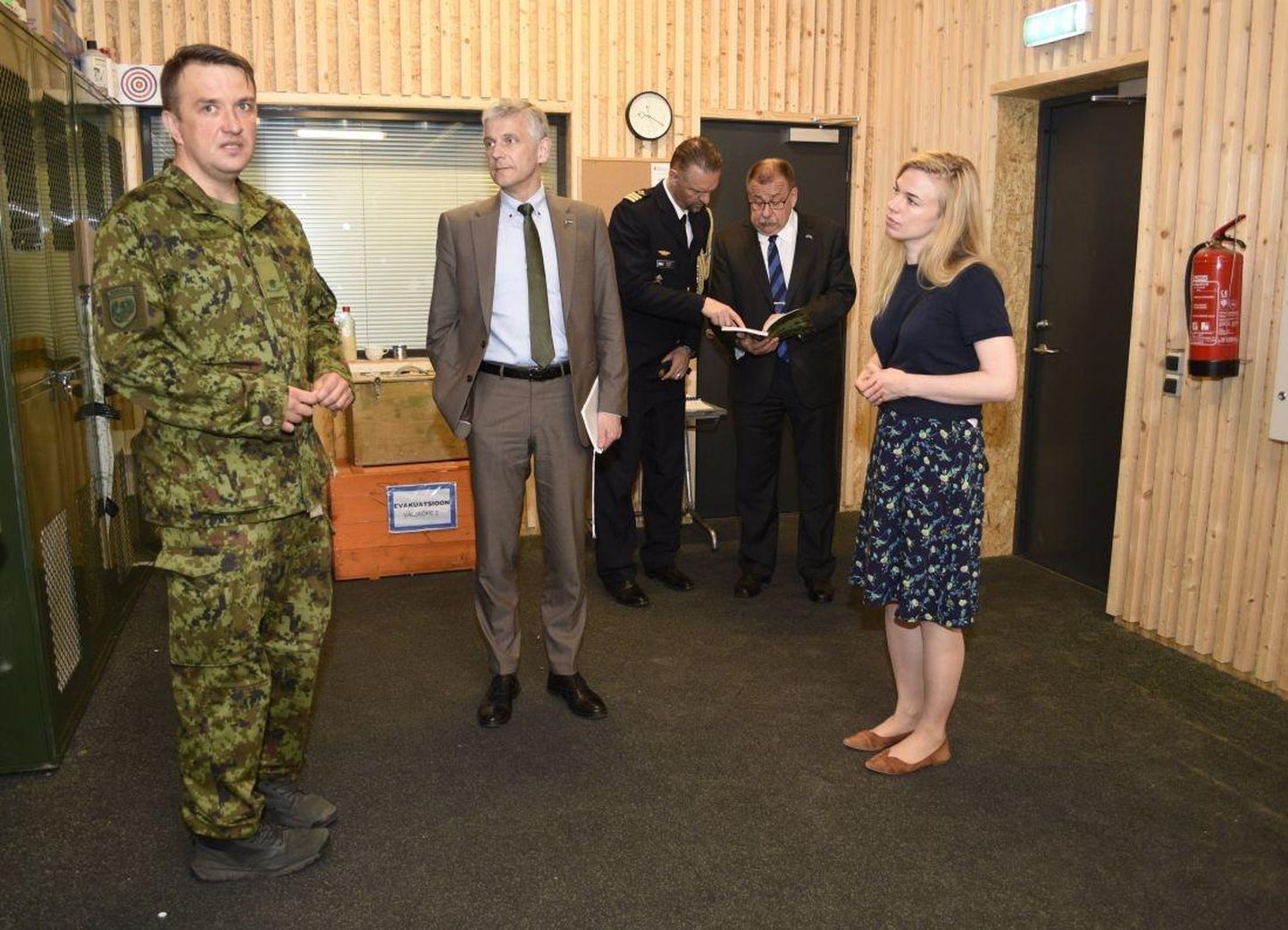 Kolmapäeval oli Rootsi suursaadik Mikael Eriksson (keskel) külas Kaitseliidu Sakala malevas, kus major Andrus Tiitus (vasakul) tutvustas Sakala malevat ning tegi külalistele ringkäigu.