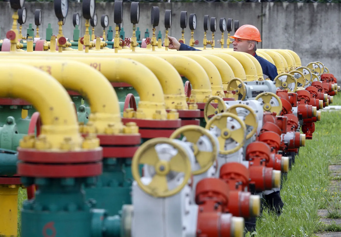 Töötaja 28. mail 2015. Lvivi lähistel Strõis Dašava gaasihoidla seadmeid kontrollimas.