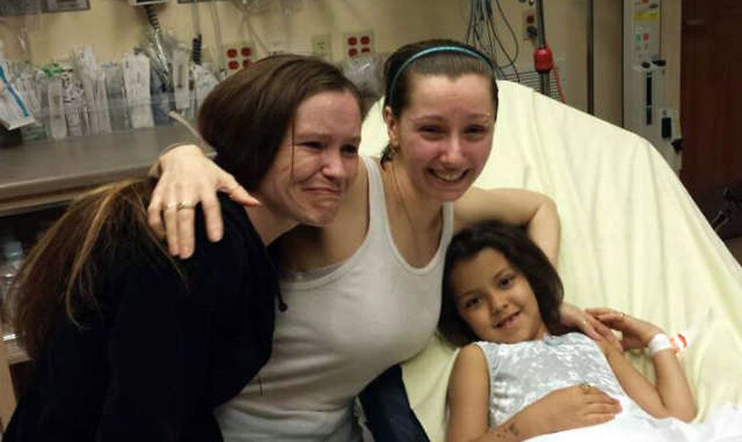 2003. aastal kadunud Amanda Berry (keskel) kohtus haiglas pärast kümneaastast lahusolekut oma õega, pildil on ka Berry vangistuses sündinud kuueaastane tütar.