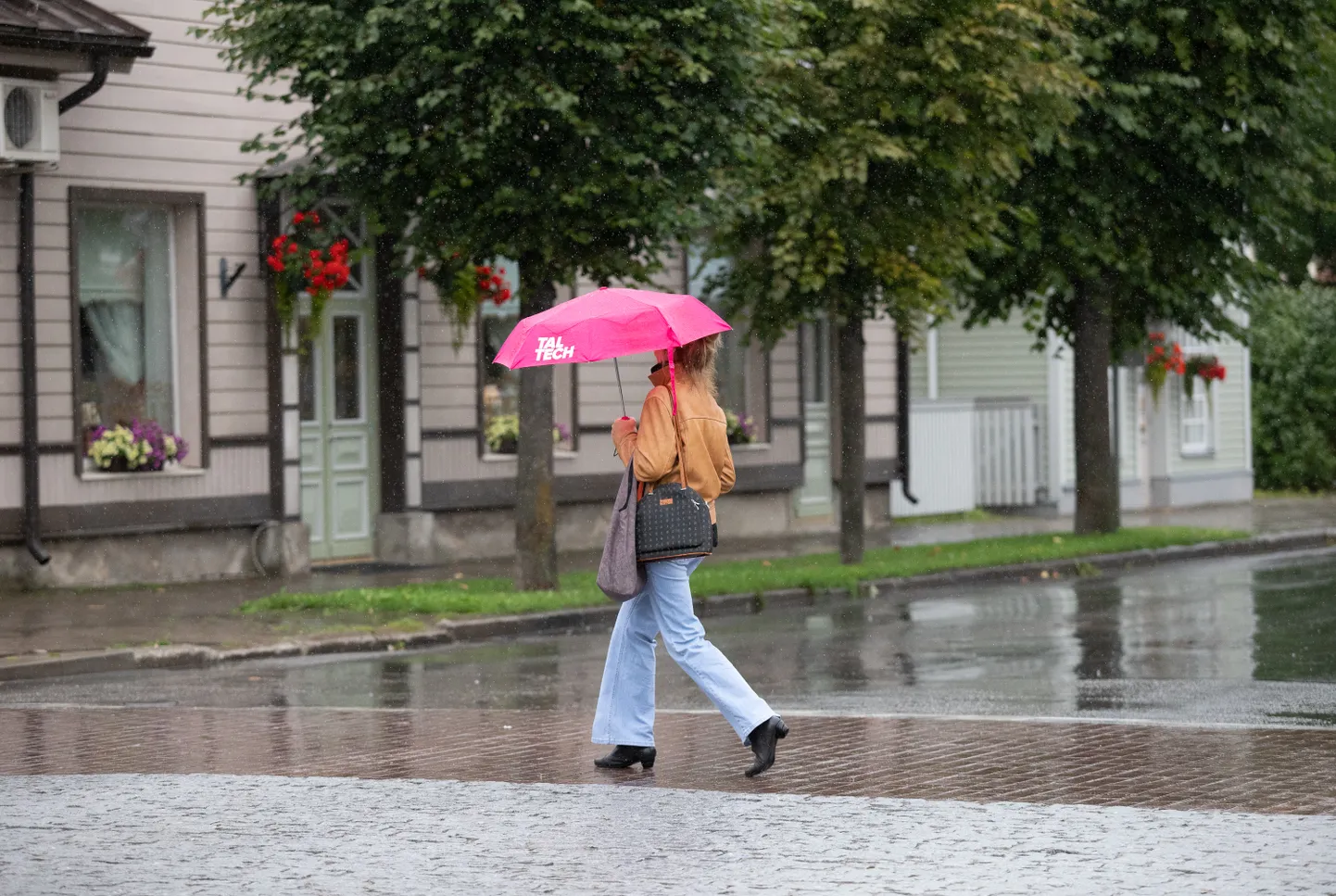 Päeval on pilves selgimistega ilm. Kohati sajab vihma, sekka võib tulla ka lörtsi.