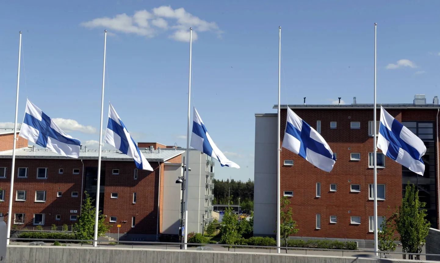 Riigilipud Hyvinkää linnavalitsuse ees on leina tõttu pooles mastis.