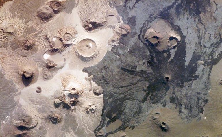 Araabia poolsaarel Saudi Araabias asuv Harrat Khayabari kõrbe iidne laavaväli, kus on näha ka vulkaane
