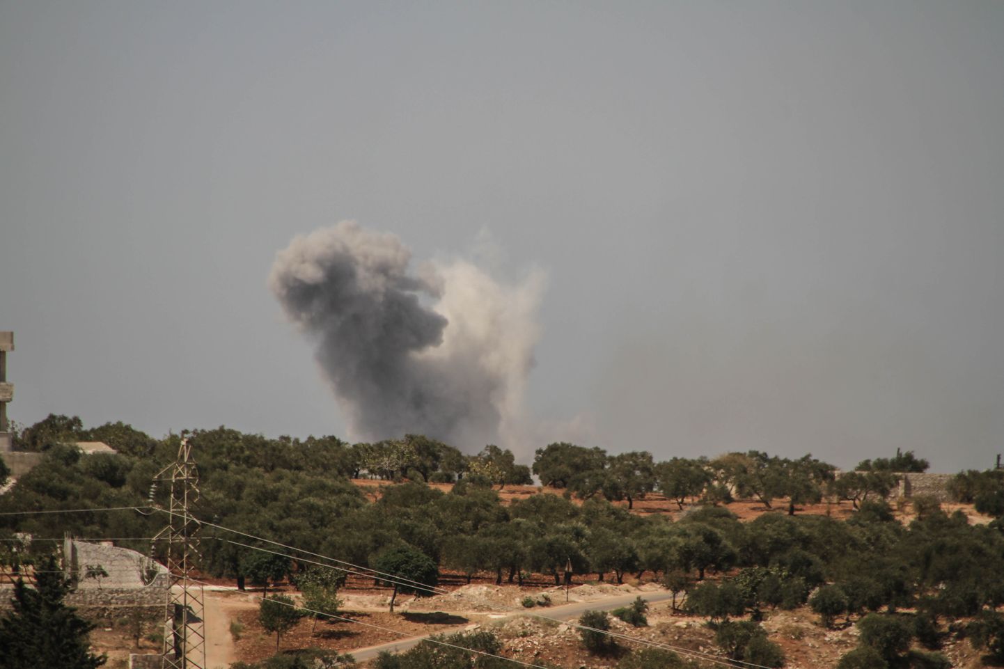 Vene õhujõudude rünnaku suitsusammas Süüria põhjaosas.