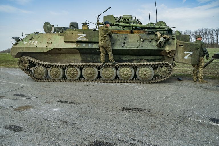 Harkivis Ukraina sõdurite kätte langenud Vene tank, millel on näha invasiooni sümboleid Z-tähti. Foto on tehtud aprillis
