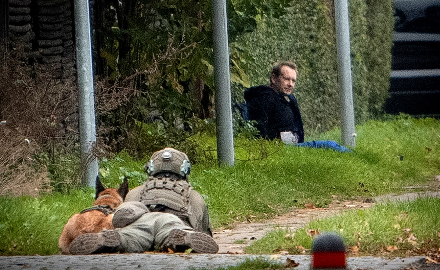 Taani allveelaevamõrvar Peter Madsen 20. oktoobril 2020 kui ta vanglast põgenes. Politsei valvamas tabatud meest, kellel arvati olevat pommivöö