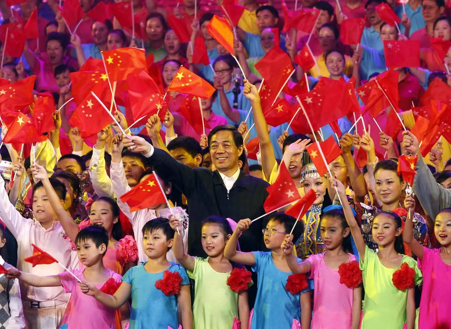 Bo Xilai laulmas 2011. aastal koos lastega Mao Zedongi ajast pärinevat revolutsioonilist laulu. Osa vaatlejaid arvab, et Bole sai saatuslikuks Mao karmi liini järgimine.
