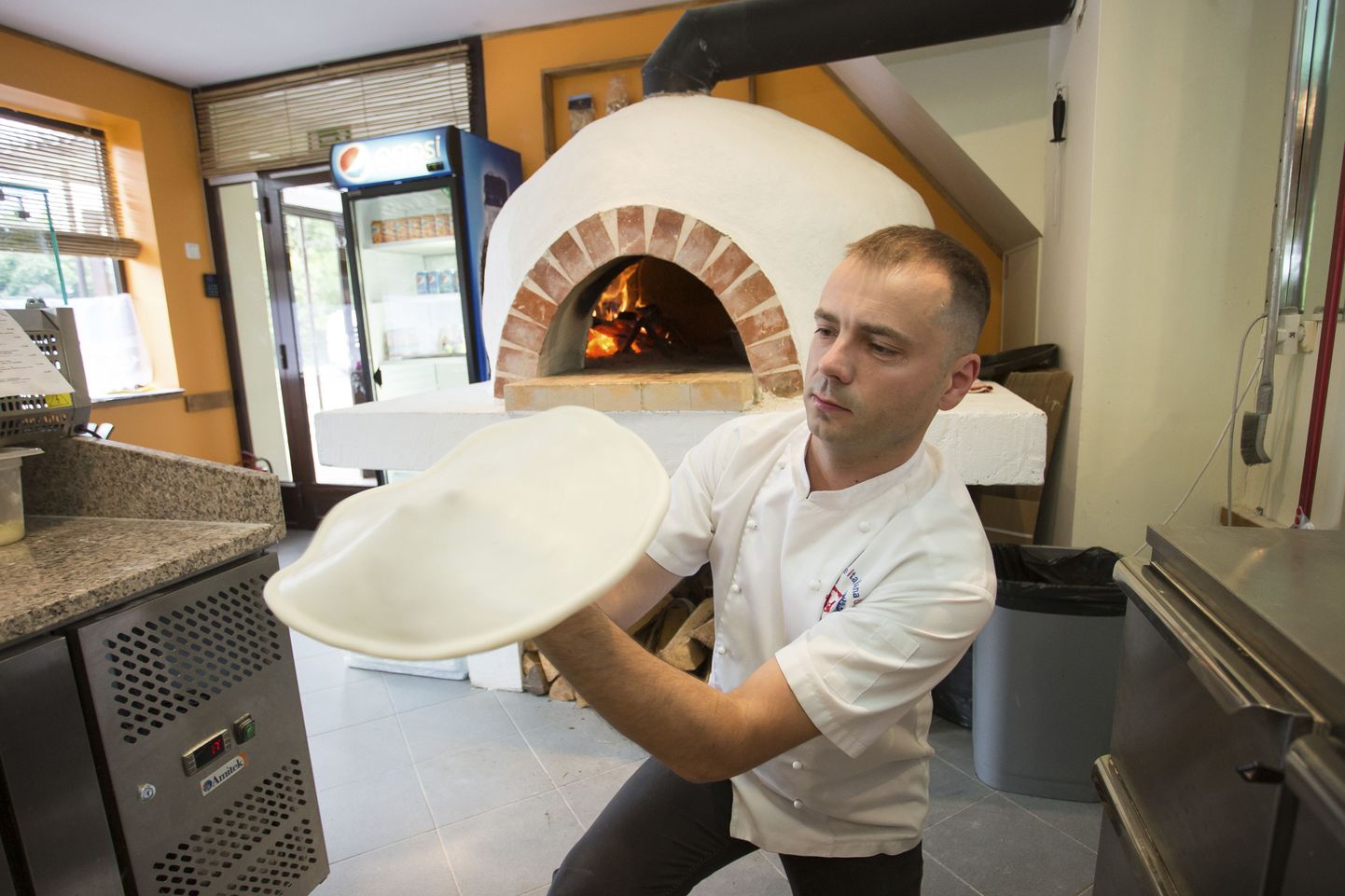 Hiljuti avatud Tapa Mario Pizza baaris valmistab pitsasid Itaalias pitsameistri tippkoolituse läbinud mees  Sergei Semenoff. Kohalikud kiidavad, et pitsad on tõesti head.