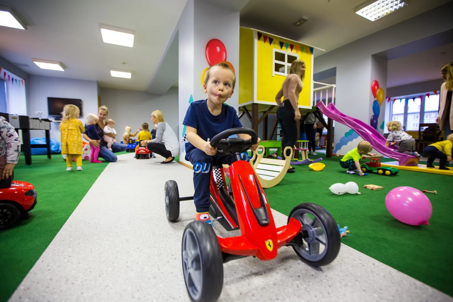 Esimene mänguhommik tõi Mummu mängumaale kokku hulga lapsi.