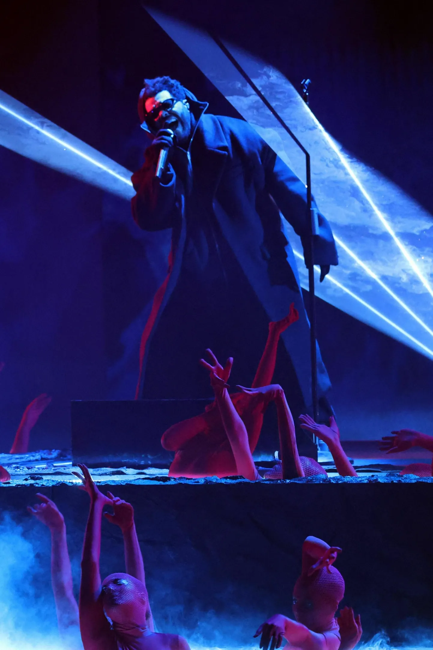 Möödunud aastal Grammyde tseremooniat boikoteerinud The Weeknd astus tänavusel galal Los Angeleses üllatusesinejana lavale.