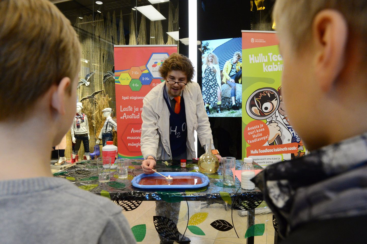 Hull Teadlane tegi täna teaduskatseid Tartu kaubamajas, et kutsuda lapsi koolivaheajal avatud mänguväljade festivalile.