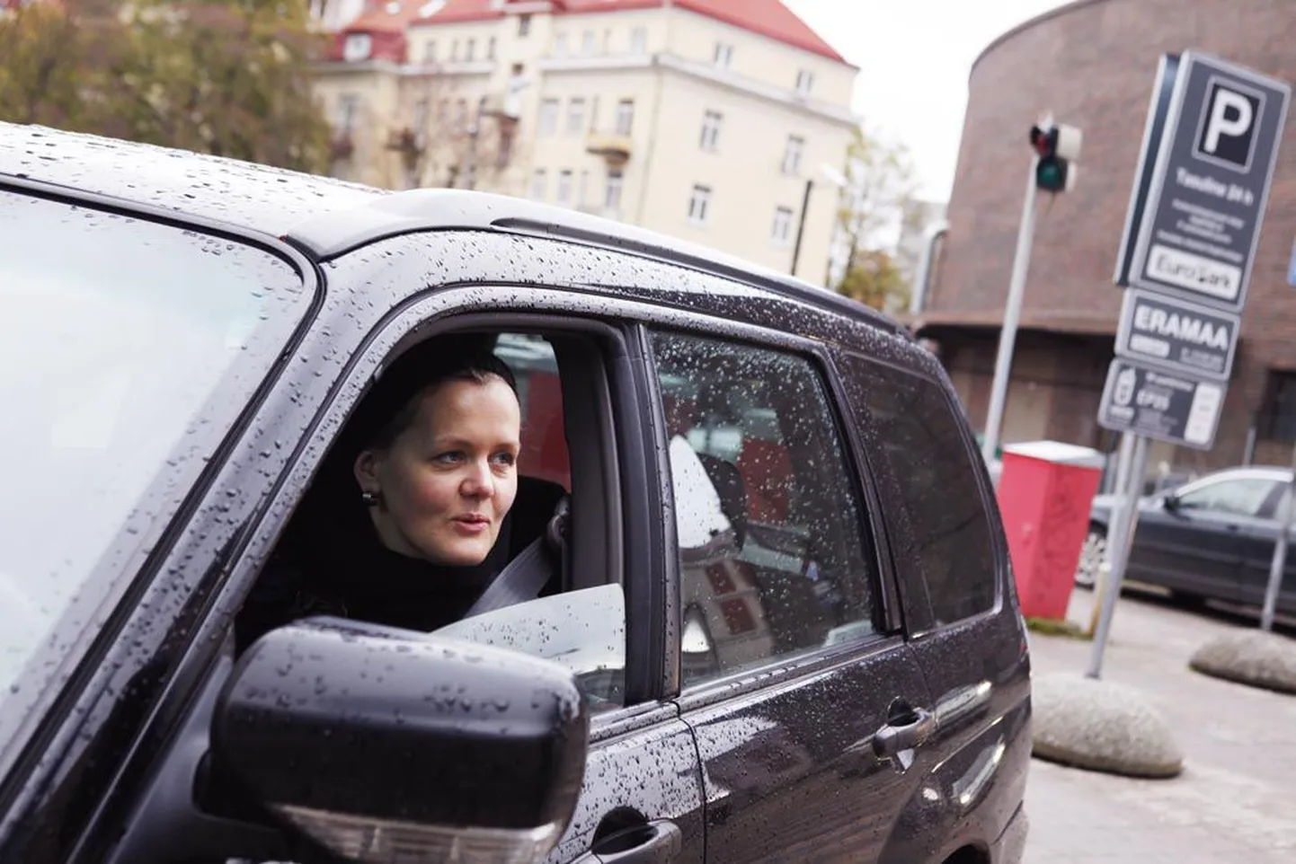 Moekunstnik Anu Lensment autoomanike andmete jagamist erafirmadele heaks ei kiida, kuid mõistab ka parklapidajaid, kes tahavad oma raha kätte saada.