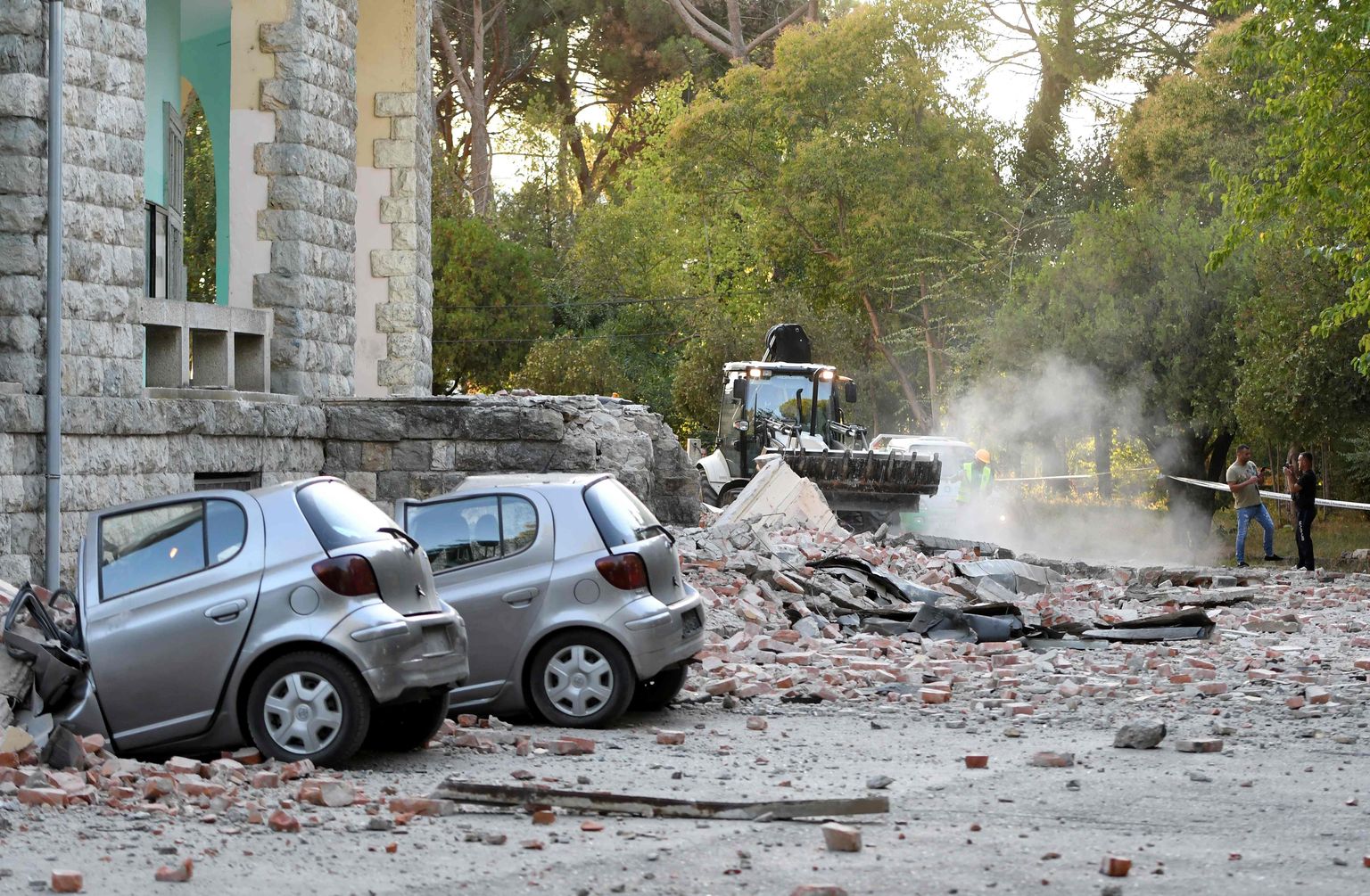 Pēc zemestrīces, Albānija.